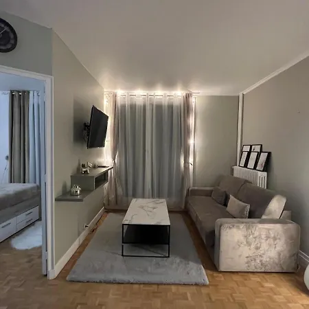 Logement Spacieux Pres Du Chateau De Et Parking Διαμέρισμα *