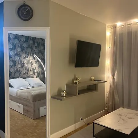 Logement Spacieux Pres Du Chateau De Et Parking Διαμέρισμα *